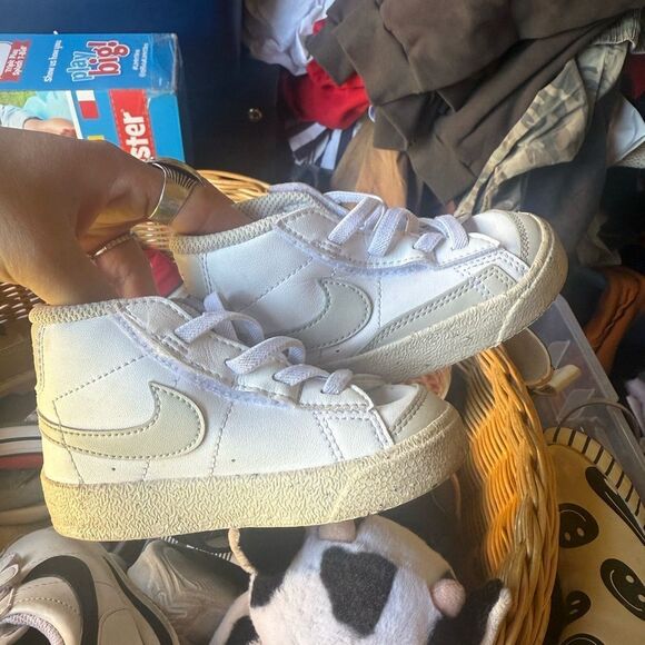 Nike Kids Shoes in White and Cream - Picture 1 of 2